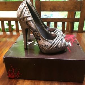 Women’s silver snakeskin peep toe heels size 7